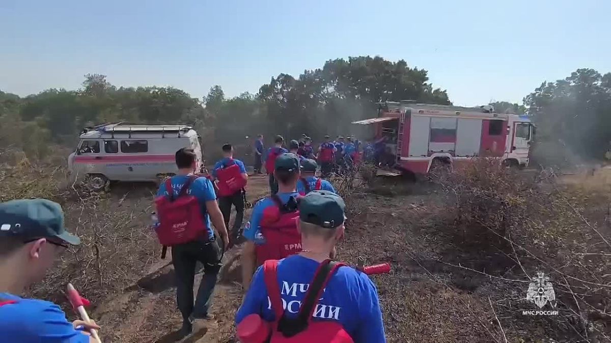 10 гектаров сухой травы горели под Симферополем