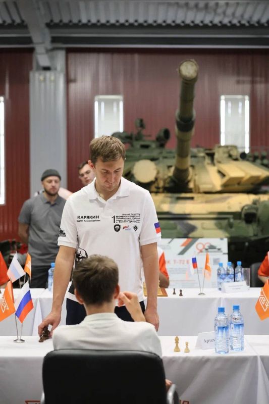 Сергей Карякин: Шахматы танков не боятся!. Обычно сеансы — это тишина, ковёр, люстры Сергей Карякин: Шахматы танков не боятся!. Обычно сеансы — это тишина, ковёр, люстры
