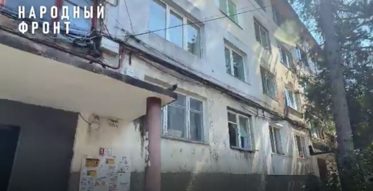 Жители дома под Симферополем боятся за здоровье детей из-за протекающей крыши