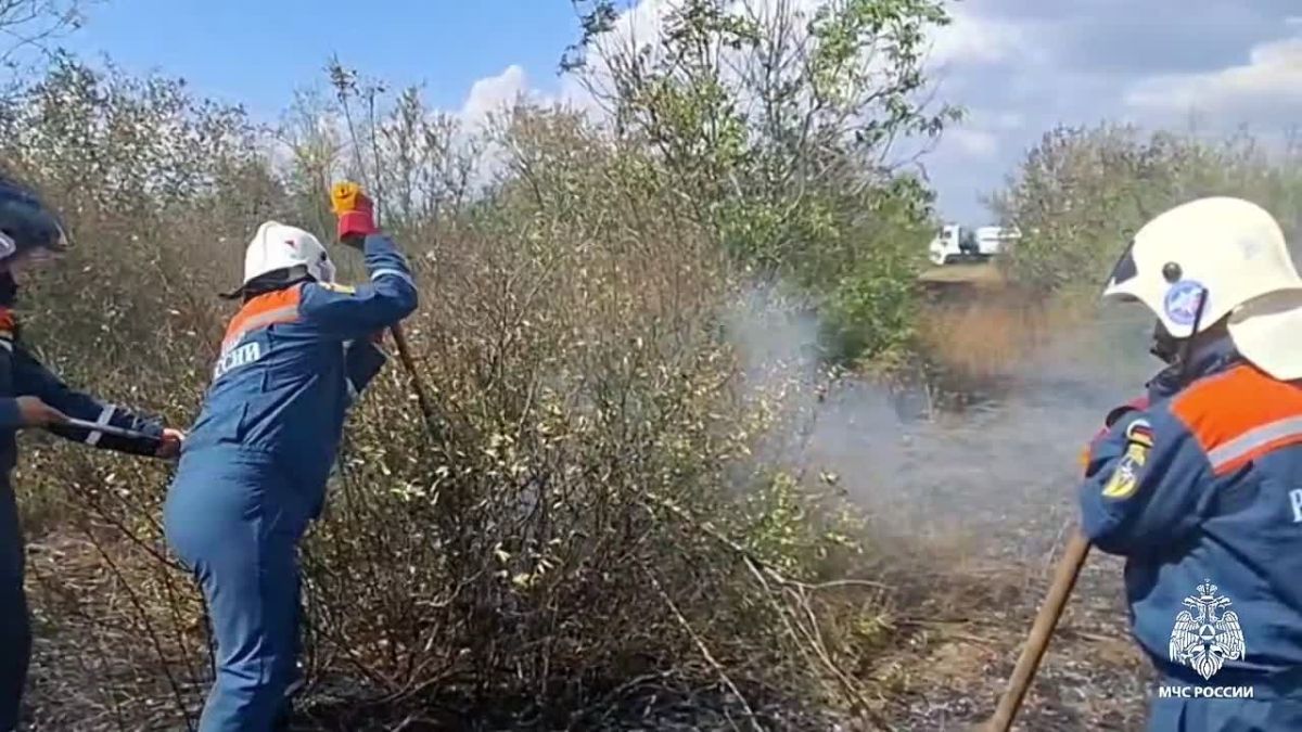 В Симферопольском районе тушат сухую траву на 5 гектарах
