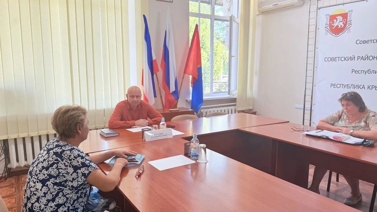 Глава администрации Советского района Александр Харламов провел очередной прием граждан на котором рассмотрел обращения жителей.
