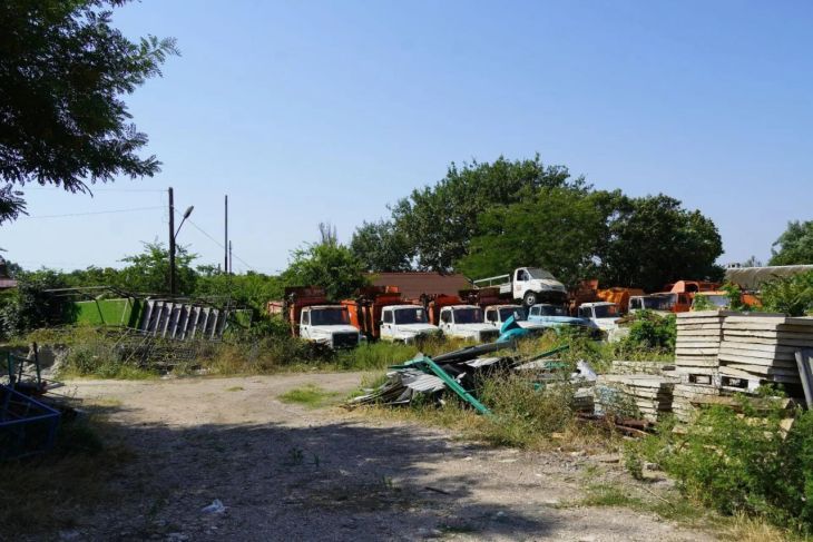 Служба городского хозяйства Керчи: ржавая техника, хаос ограждений и новогодняя ёлка