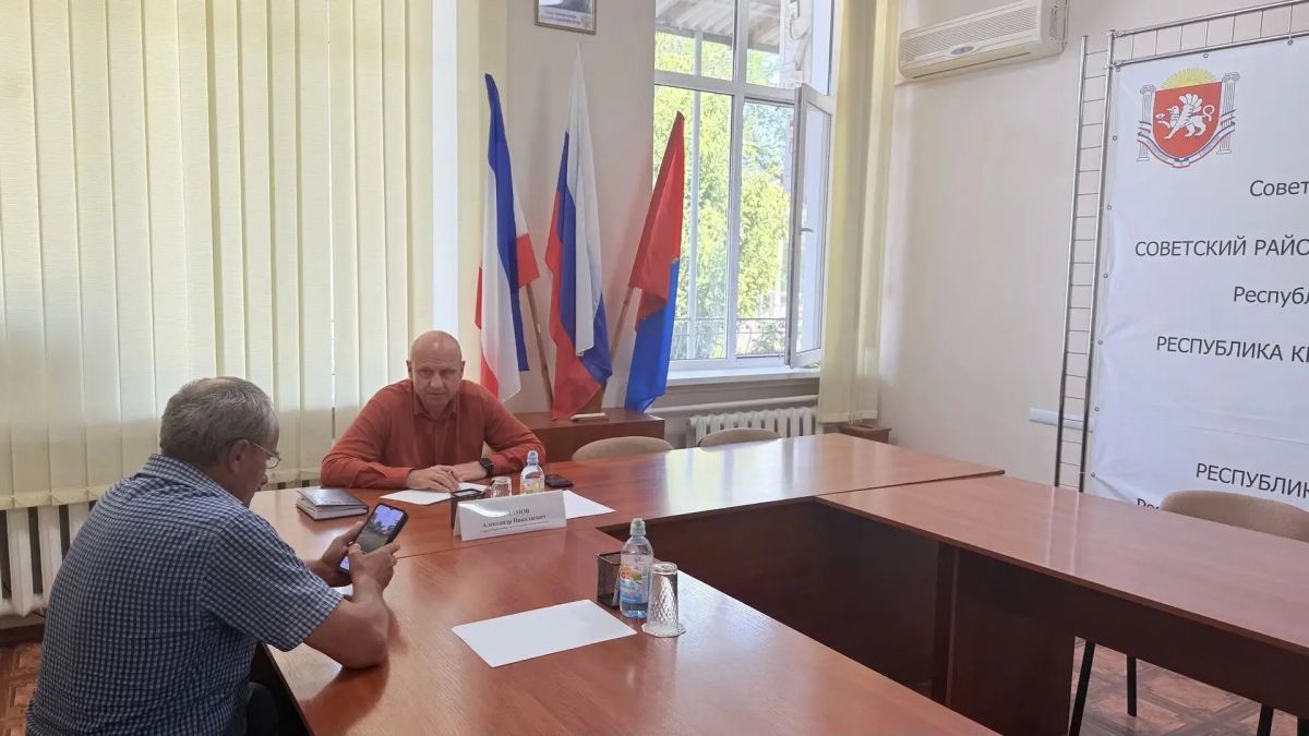 Глава администрации Советского района Александр Харламов провел очередной прием граждан на котором рассмотрел обращения жителей. Глава администрации Советского района Александр Харламов провел очередной прием граждан на котором рассмотрел обращения жителей.