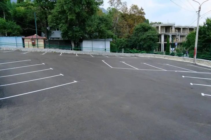 В Алупке в районе автостанции появилась парковка на 70 машин