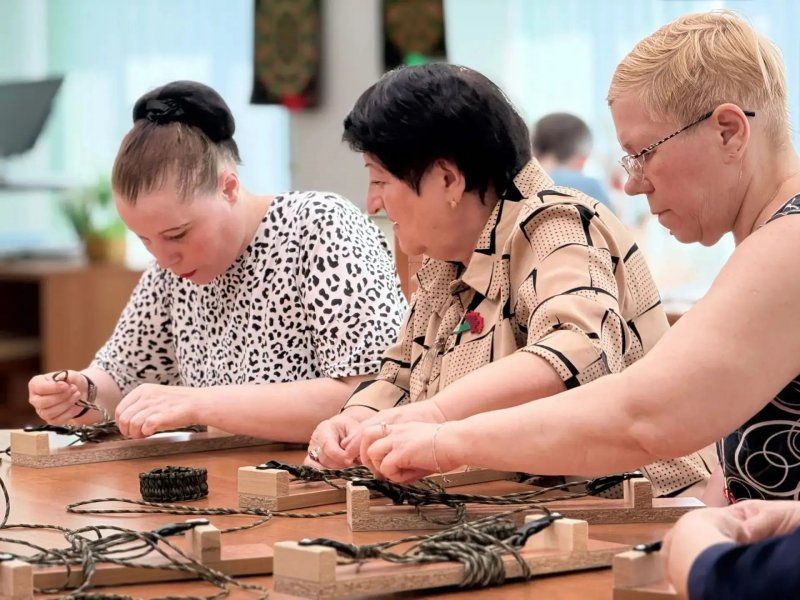 «Амулеты Победы»: жители дома-интерната плетут армейские браслеты для бойцов «Амулеты Победы»: жители дома-интерната плетут армейские браслеты для бойцов