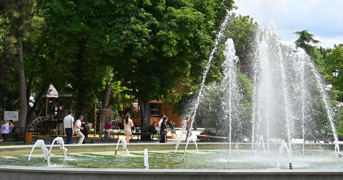 В фонтане сквера Тренёва нашли мусор и детали игрушек