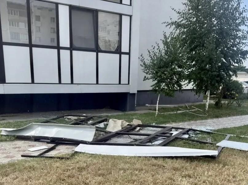 В одном из домов Евпатории из-за сильного ветра повреждено остекление балкона В одном из домов Евпатории из-за сильного ветра повреждено остекление балкона