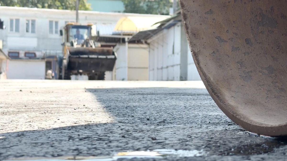 На центральном рынке асфальтируют территорию