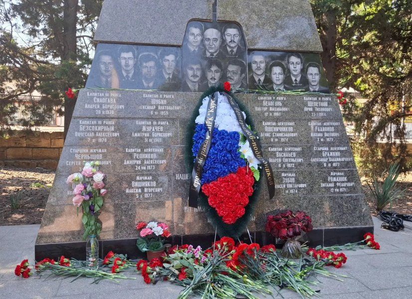 В Севастополе почтили память экипажа атомной подлодки «Курск» В Севастополе почтили память экипажа атомной подлодки «Курск»