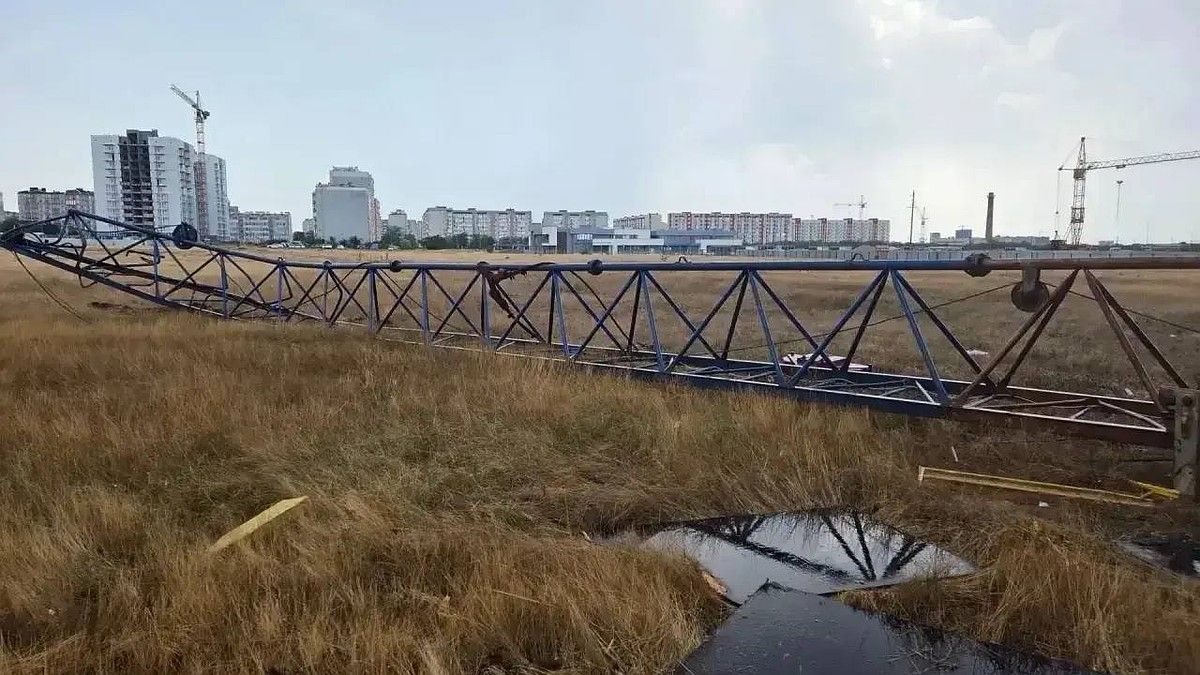 В Евпатории рухнул башенный кран