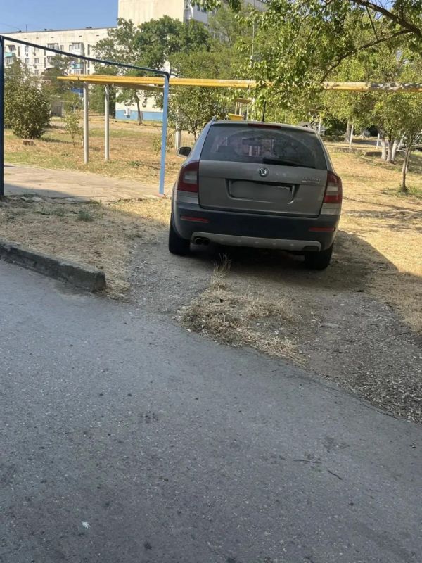 Иван Кошель: Призываю керчан не парковать автомобили в зелёной зоне и с заездом на бордюр! Иван Кошель: Призываю керчан не парковать автомобили в зелёной зоне и с заездом на бордюр!