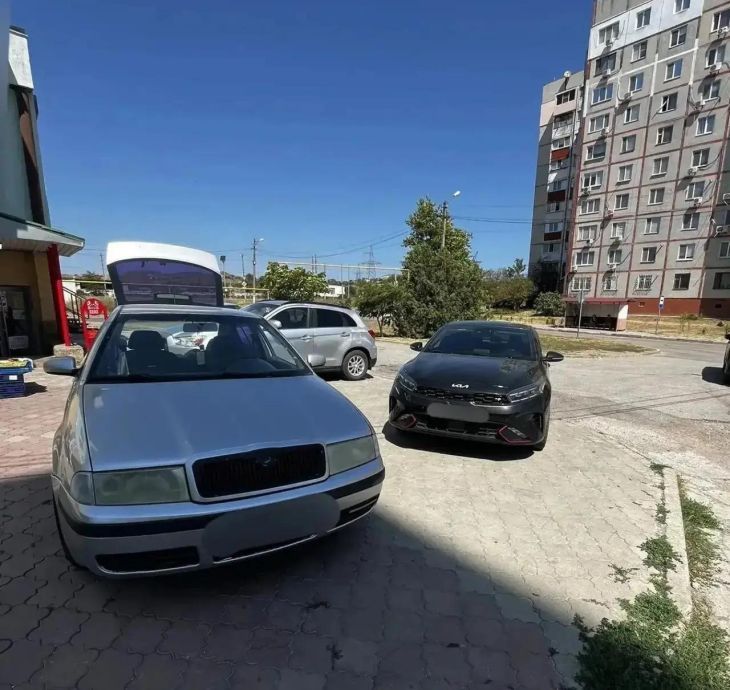 В Керчи водителей предупредили о штрафах за парковку на газонах и бордюрах