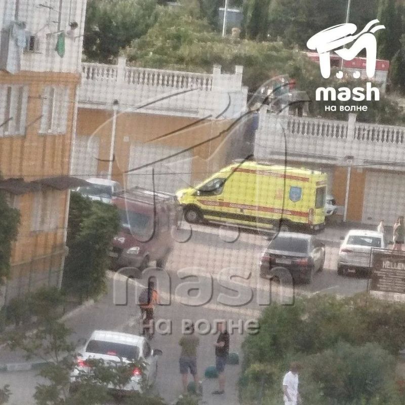 В Севастополе в результате взрыва СВУ, заложенного в урне возле дома, погиб мужчина В Севастополе в результате взрыва СВУ, заложенного в урне возле дома, погиб мужчина
