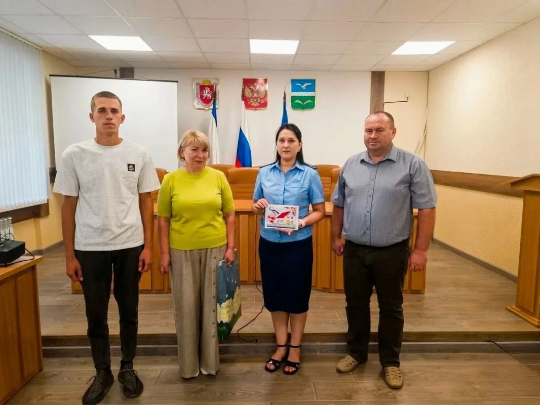 Глава муниципального образования Елена Стельмах, глава Администрации Александр Соколовский и старший помощник прокурора Первомайского района Лиана Кемилова вручили ключи от квартиры и подарки к новоселью