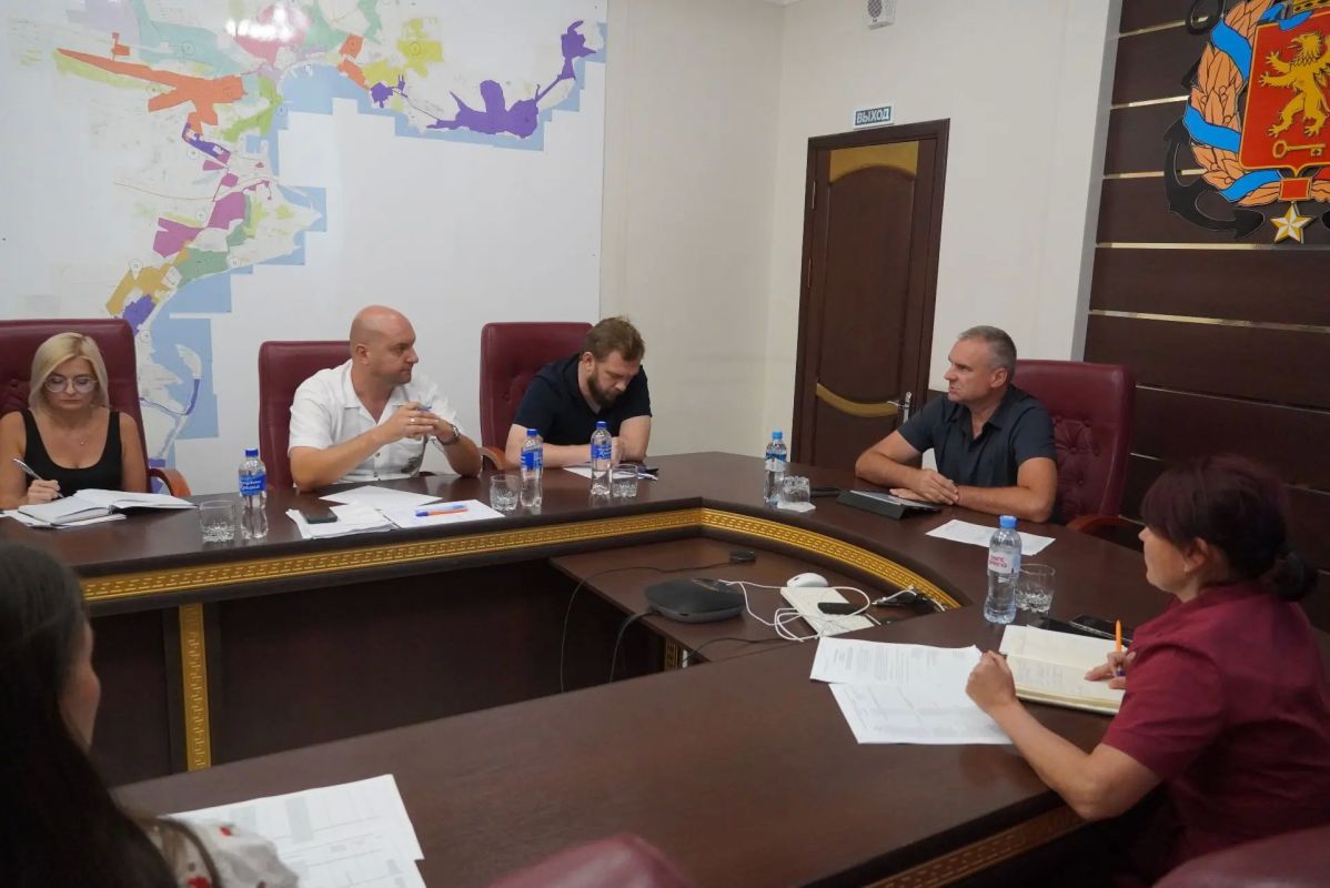 В Керчи с рабочим визитом пребывают министр жилищно-коммунального хозяйства Республики Крым Алексей Кудинов и министр жилищной политики и государственного строительного надзора РК Никита Тарасов В Керчи с рабочим визитом пребывают министр жилищно-коммунального хозяйства Республики Крым Алексей Кудинов и министр жилищной политики и государственного строительного надзора РК Никита Тарасов