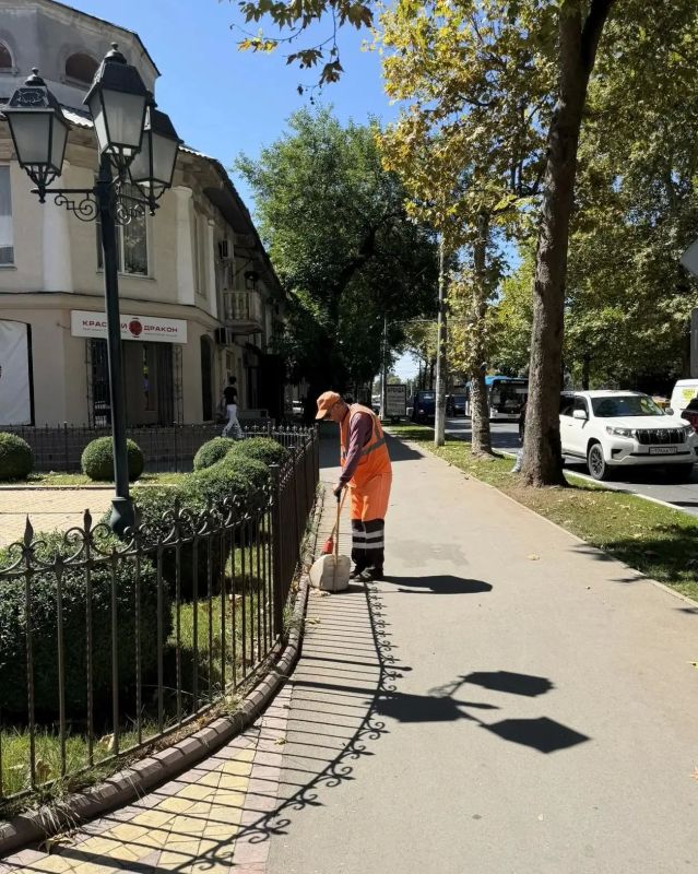 Чистота и порядок в Симферополе — ежедневная работа городских служб Чистота и порядок в Симферополе — ежедневная работа городских служб