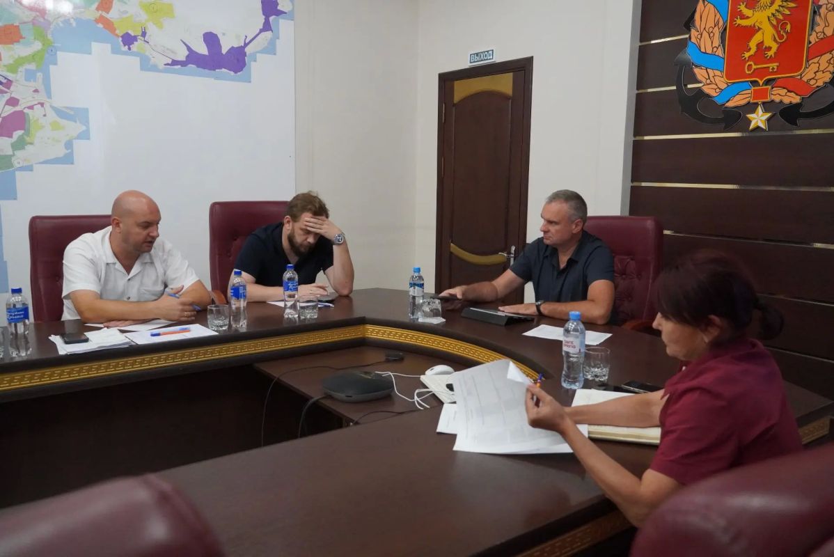 В Керчи с рабочим визитом пребывают министр жилищно-коммунального хозяйства Республики Крым Алексей Кудинов и министр жилищной политики и государственного строительного надзора РК Никита Тарасов В Керчи с рабочим визитом пребывают министр жилищно-коммунального хозяйства Республики Крым Алексей Кудинов и министр жилищной политики и государственного строительного надзора РК Никита Тарасов
