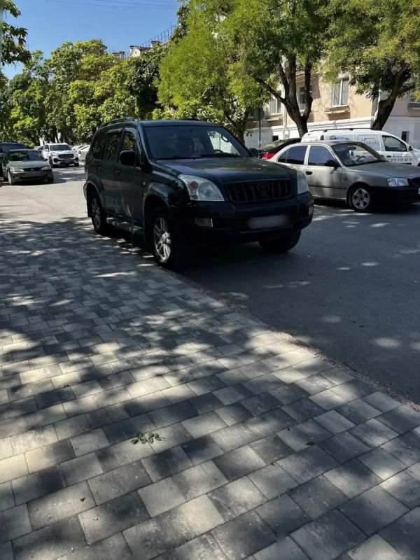 Иван Кошель: Призываю керчан не парковать автомобили в зелёной зоне и с заездом на бордюр! Иван Кошель: Призываю керчан не парковать автомобили в зелёной зоне и с заездом на бордюр!