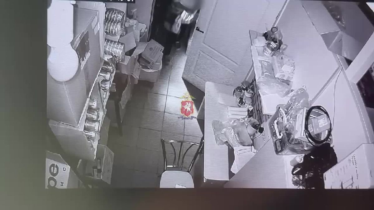 Севастопольские оперативники задержали подозреваемую в краже почти 20 килограммов продуктов питания
