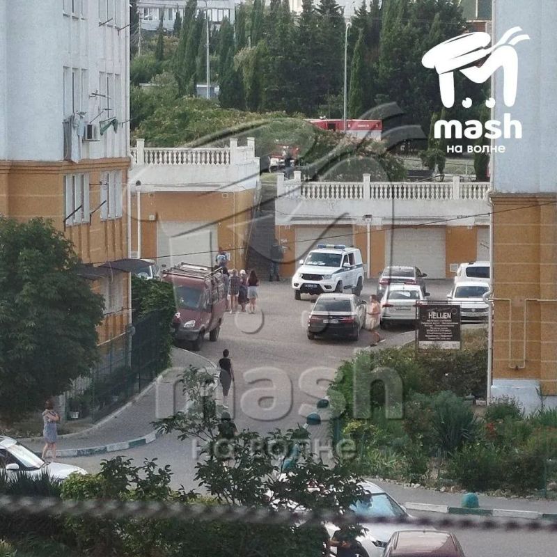 В Севастополе в результате взрыва СВУ, заложенного в урне возле дома, погиб мужчина В Севастополе в результате взрыва СВУ, заложенного в урне возле дома, погиб мужчина