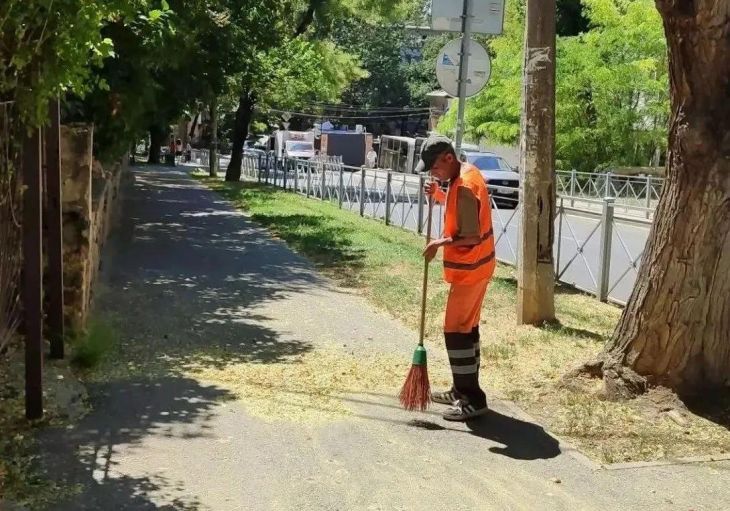 Более 400 работников ежедневно следят за чистотой Симферополя