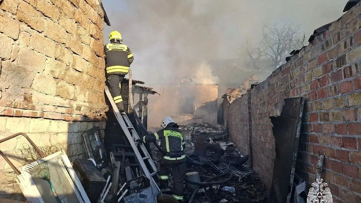Два дома загорелись в Феодосии