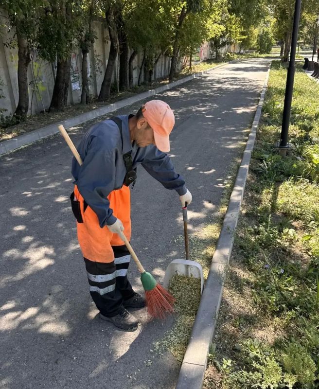 Чистота и порядок в Симферополе — ежедневная работа городских служб Чистота и порядок в Симферополе — ежедневная работа городских служб