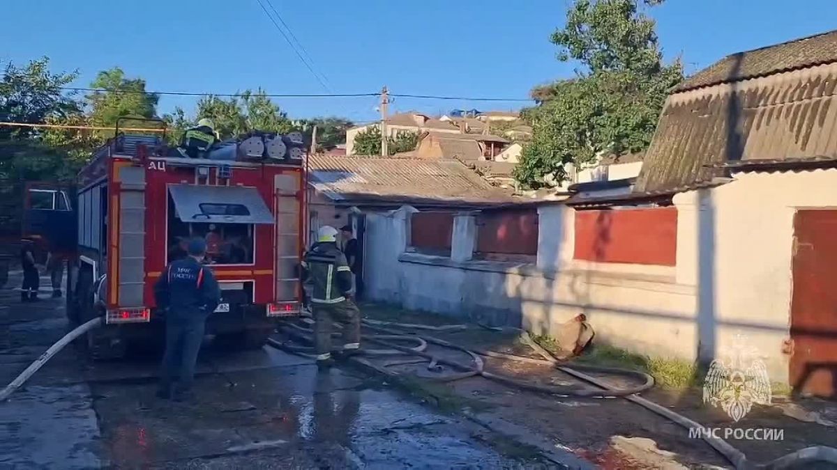 В Феодосии тушат пожар: горит два дома