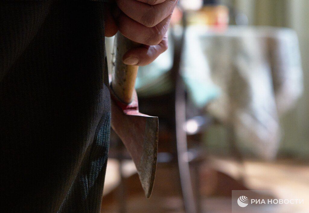 Агрессивный мужчина нападал на евпаторийцев с топором – пострадали два человека