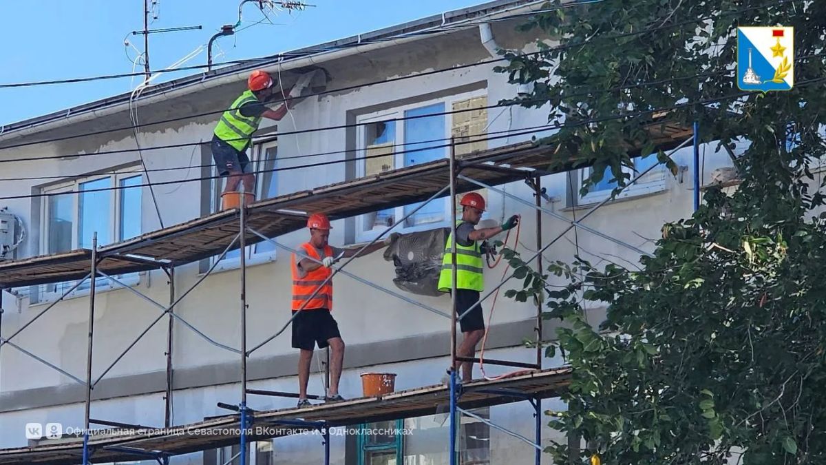 В доме на Николая Музыки ремонтируют фасад В доме на Николая Музыки ремонтируют фасад