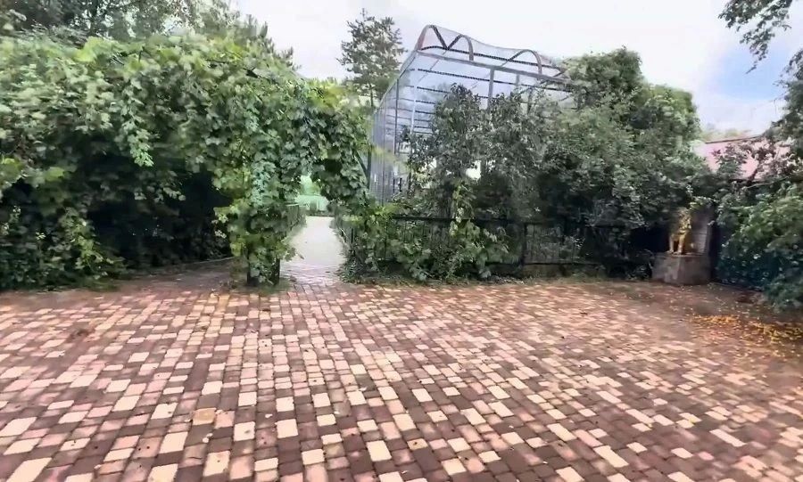 Мощный ураган унес крышу вольера в парке «Тайган» Мощный ураган унес крышу вольера в парке «Тайган»