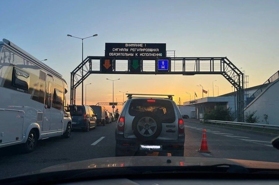 Перед Крымским мостом снова пробка