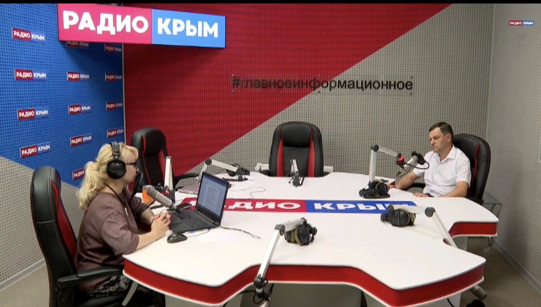Председатель Госкомнаца Крыма Руслан Якубов в эфире на радио Крым рассказал о мерах социальной поддержки реабилитированных народов Крыма, а также о реализации Этнографического фестиваля в республике