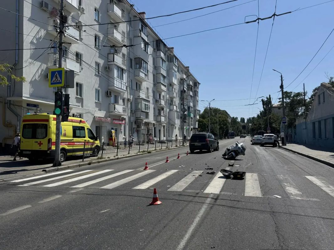 Легковушка снесла байк в Севастополе – мотоциклист госпитализирован