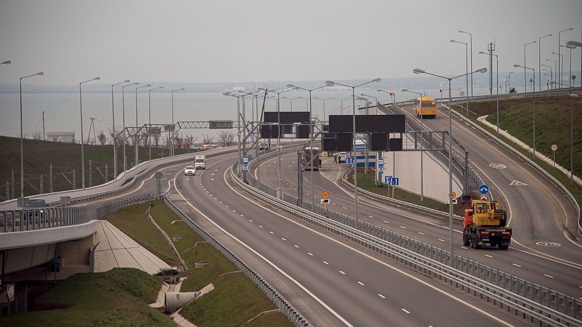 Проезда по Крымскому мосту ожидают свыше 200 авто