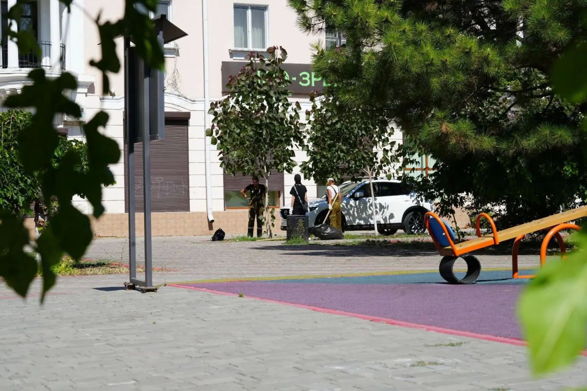 Рабочую неделю сотрудники Службы городского хозяйства начали с ухода за молодыми деревьями в сквере им. Тараса Шевченко. Краснолистные тополя были высажены в 2025 году в честь Дня освобождения Керчи от немецко-фашистских... Рабочую неделю сотрудники Службы городского хозяйства начали с ухода за молодыми деревьями в сквере им. Тараса Шевченко. Краснолистные тополя были высажены в 2025 году в честь Дня освобождения Керчи от немецко-фашистских...