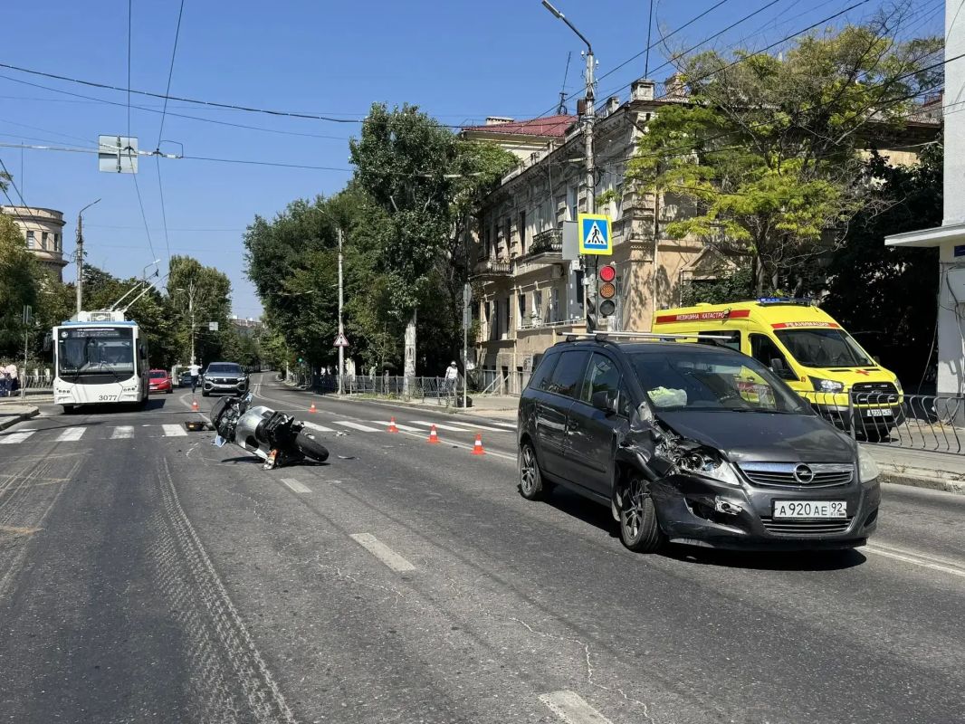 Легковушка снесла байк в Севастополе – мотоциклист госпитализирован Легковушка снесла байк в Севастополе – мотоциклист госпитализирован