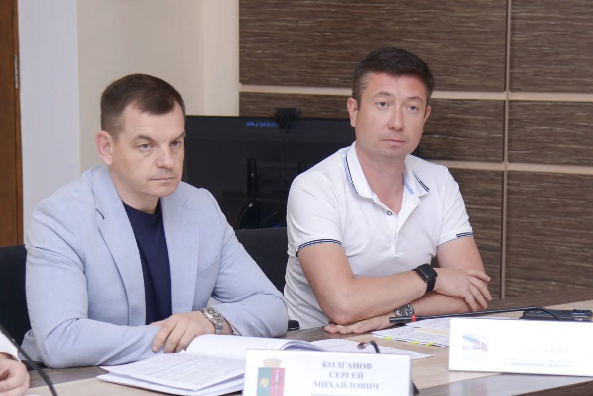 Виталий Оганесян: Рабочую неделю начали с аппаратного совещания Виталий Оганесян: Рабочую неделю начали с аппаратного совещания