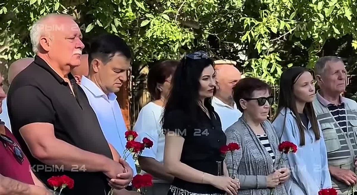 В Симферополе почтили память жертв депортации немцев из Крыма Крымчане разных национальностей, представители власти и общественных организаций возложили цветы и почтили память погибших минутой молчания у мемориала возле...