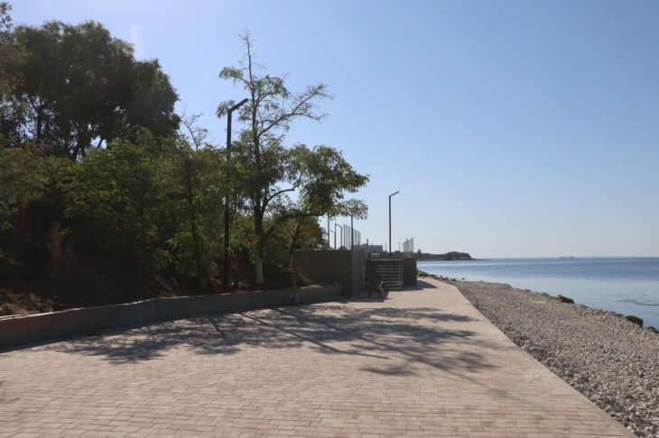 В Керчи завершают благоустройство зоны отдыха на Сморжевского