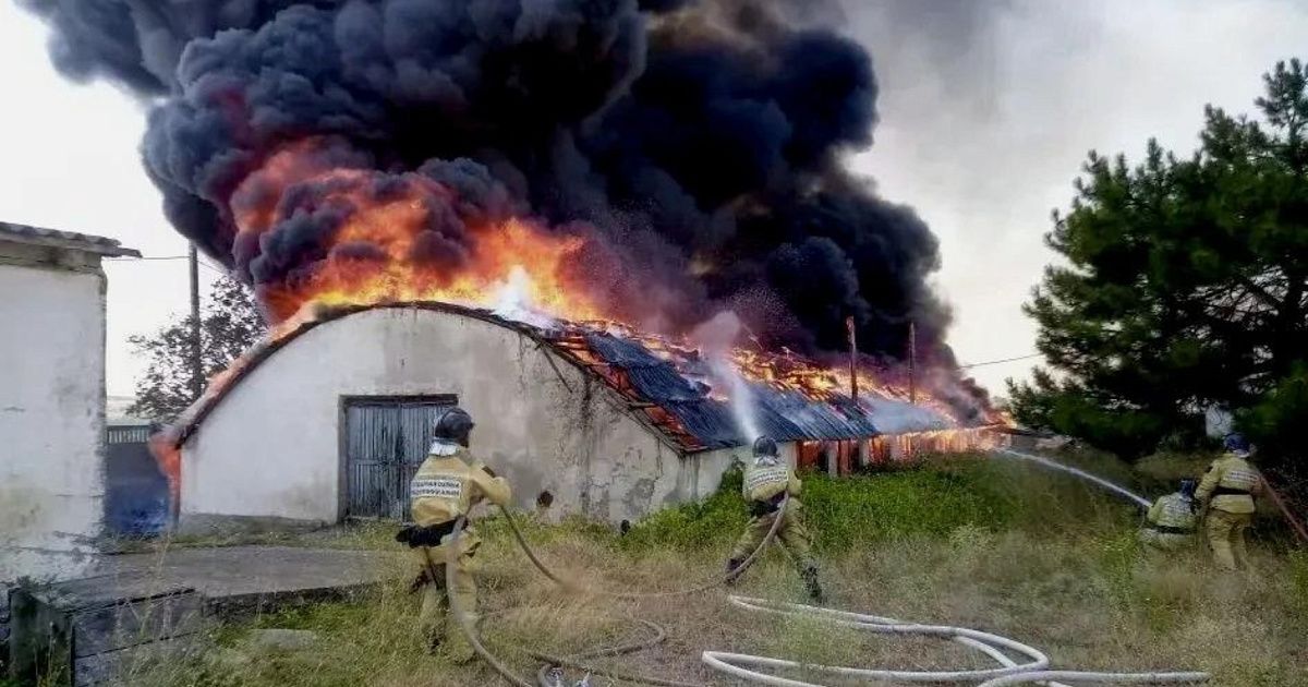 Под Бахчисараем загорелся склад с дровами