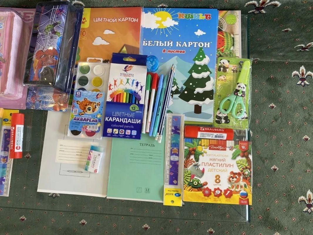 В Симферополе будущим первоклассникам подарили портфели и канцтовары В Симферополе будущим первоклассникам подарили портфели и канцтовары