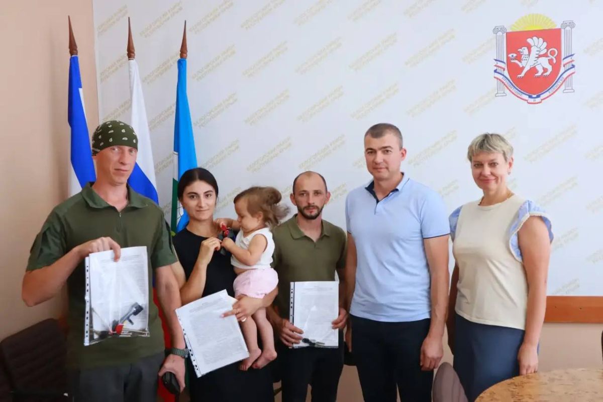 Дмитрий Чумаков: В рамках реализации государственной задачи по обеспечению жильём детей-сирот и детей, оставшихся без попечения родителей, сегодня ещё трое молодых жителей Белогорского района получили ключи от собственных...