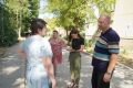 Глава администрации Керчи Иван Кошель провел встречу с жителями дома № 41 по улице Еременко, чтобы лично разобраться в ситуации, которая долгое время беспокоила горожан