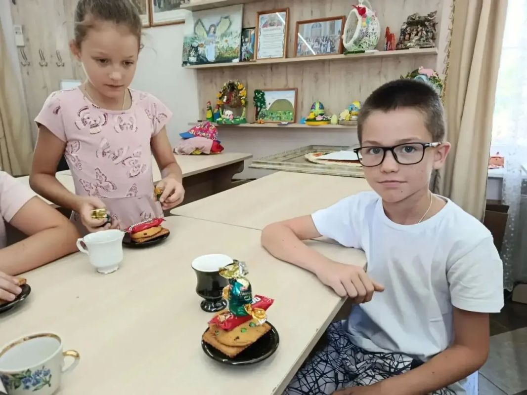 Вместо пляжа — ножницы и маркеры: рассказываем как дети готовили письма для участников СВО Вместо пляжа — ножницы и маркеры: рассказываем как дети готовили письма для участников СВО