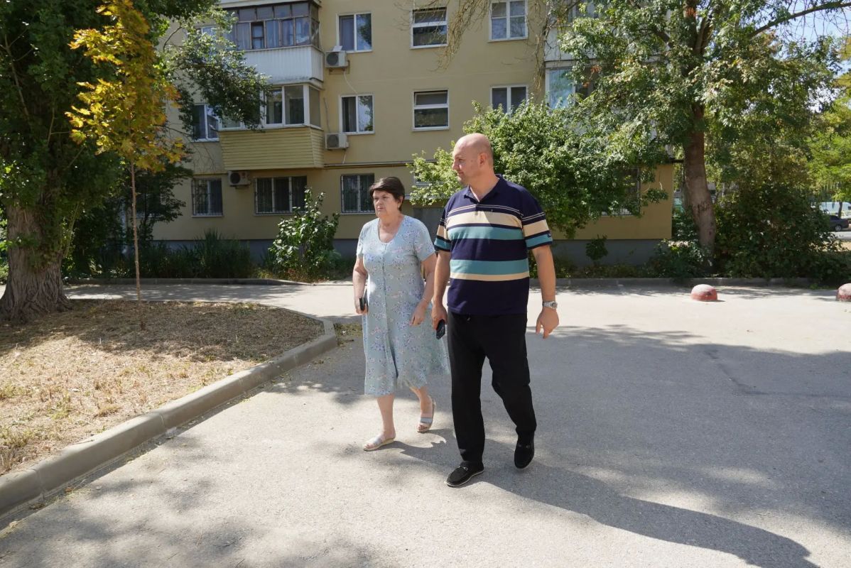Глава администрации Керчи Иван Кошель провел встречу с жителями дома № 41 по улице Еременко, чтобы лично разобраться в ситуации, которая долгое время беспокоила горожан Глава администрации Керчи Иван Кошель провел встречу с жителями дома № 41 по улице Еременко, чтобы лично разобраться в ситуации, которая долгое время беспокоила горожан