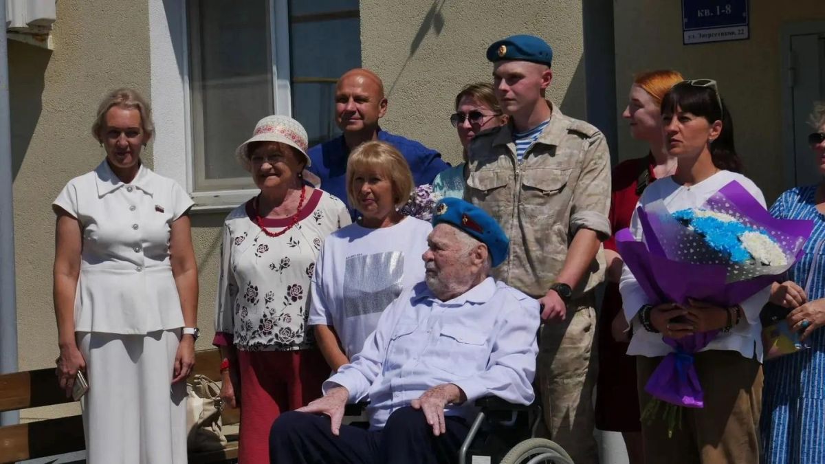 В Крыму гвардейцы-десантники поздравили фронтовика со 101-летием В Крыму гвардейцы-десантники поздравили фронтовика со 101-летием