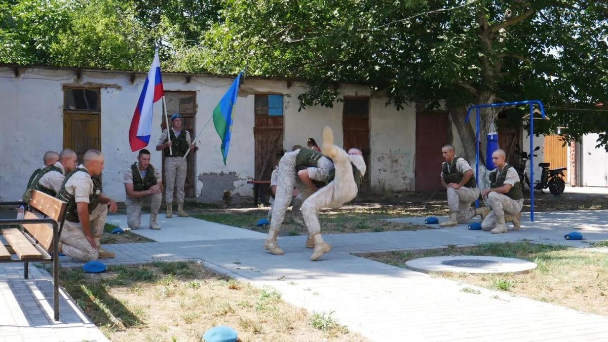 В Крыму гвардейцы-десантники поздравили фронтовика со 101-летием В Крыму гвардейцы-десантники поздравили фронтовика со 101-летием