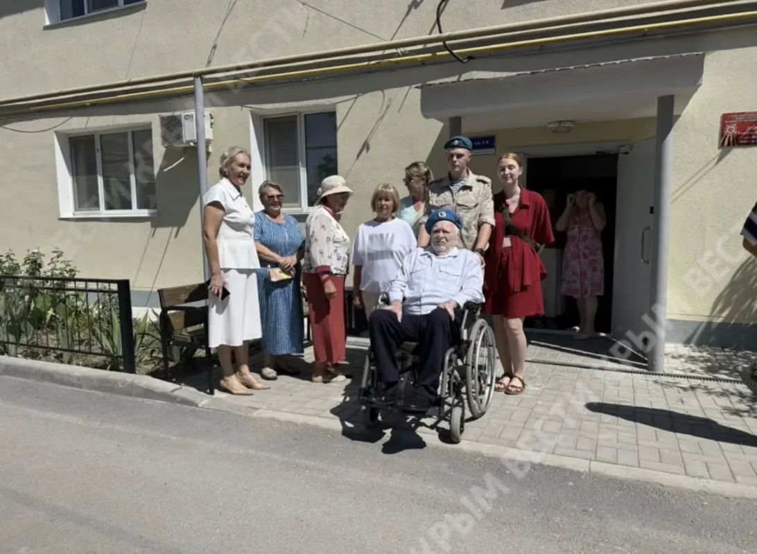 В Советском районе поздравили ветерана Великой Отечественной Войны Владимира Лёвина, которому сегодня исполнился 101 год По этому случаю у дома именинника организовали мини-представление. Военнослужащие 56-го... В Советском районе поздравили ветерана Великой Отечественной Войны Владимира Лёвина, которому сегодня исполнился 101 год По этому случаю у дома именинника организовали мини-представление. Военнослужащие 56-го...
