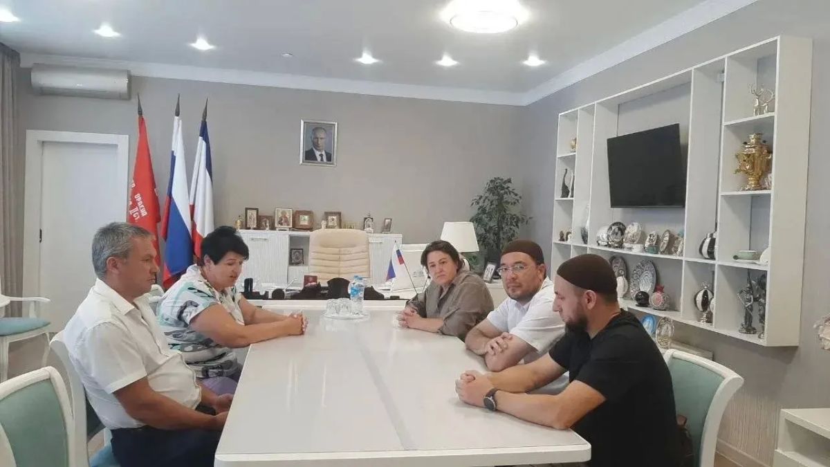 Заместитель Муфтия Крыма и Севастополя представил нового имама Кировского района Усеина Арабаджи Заместитель Муфтия Крыма и Севастополя представил нового имама Кировского района Усеина Арабаджи